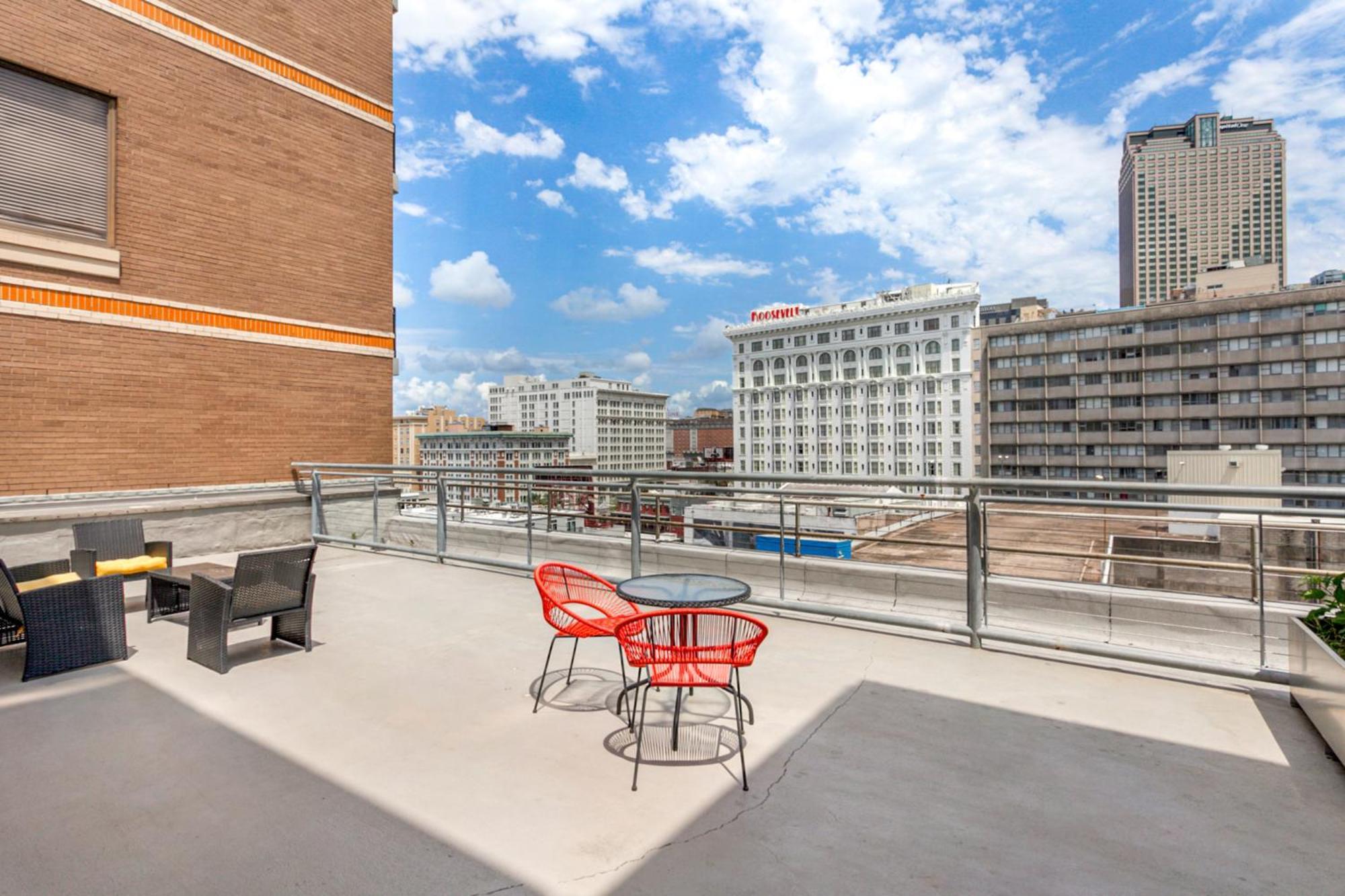 Upscale Condos And Penthouses Close To Canal And Bourbon St New Orleans Exteriör bild